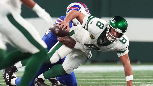 Leonard Floyd sacks Aaron Rodgers who has the ball in one hand and braces his fall with the other